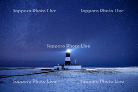 星空と能取岬灯台