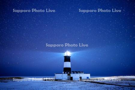 星空と能取岬灯台