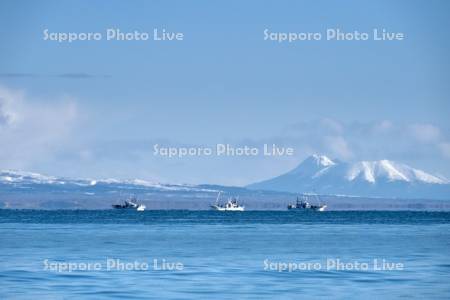 国後島とホタテ漁船