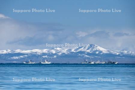 国後島とホタテ漁船