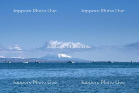 国後島とホタテ漁船