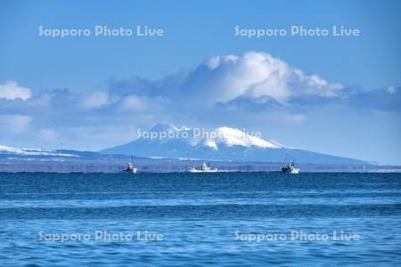 国後島とホタテ漁船