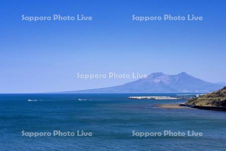 駒ヶ岳とホタテ漁船