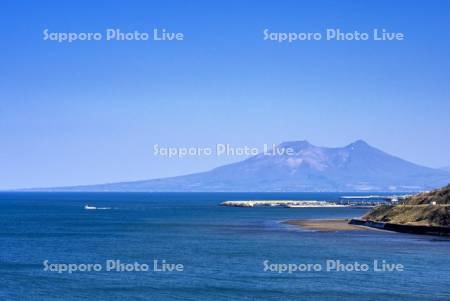 駒ヶ岳とホタテ漁船