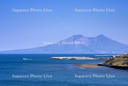 駒ヶ岳とホタテ漁船