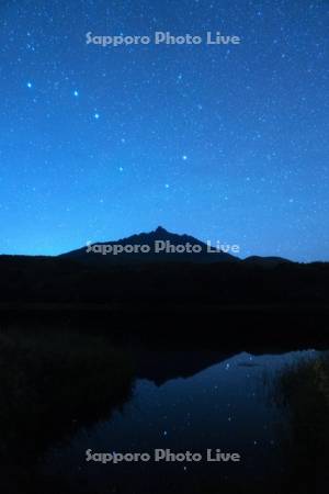 オタトマリ沼より星空と利尻山