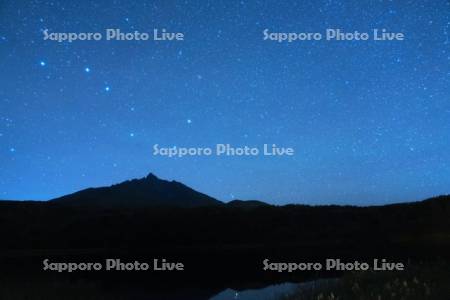 オタトマリ沼より星空と利尻山