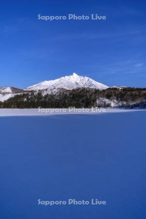 冬のオタトマリ沼と利尻山