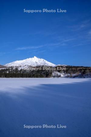 冬のオタトマリ沼と利尻山