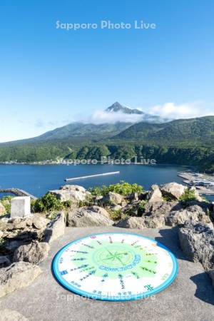 ペシ岬展望台より鴛泊港と利尻山