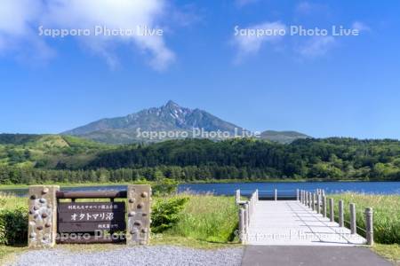 オタトマリ沼と利尻山