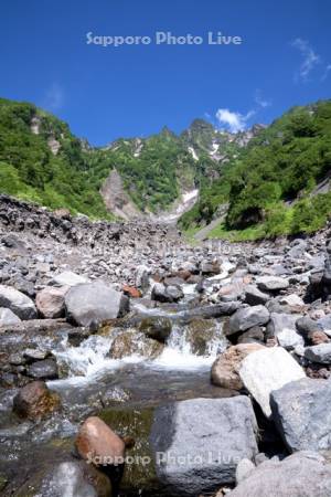 ヤムナイ沢の雪解け水と利尻山