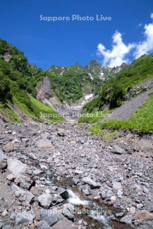 ヤムナイ沢の雪解け水と利尻山