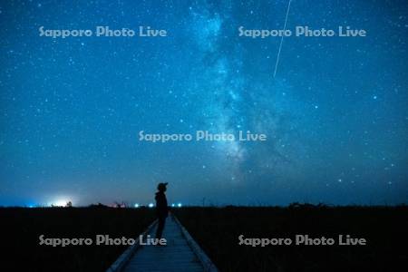 天の川とサロベツ原生花園の木道