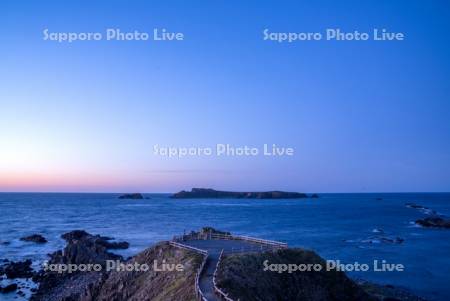 夕景のスコトン岬とトド島