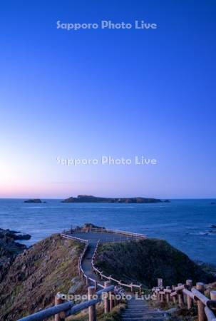 夕景のスコトン岬とトド島