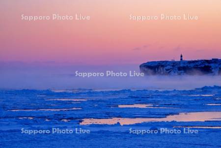 夜明けの能取岬と流氷