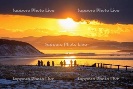 能取岬の夕日と観光客