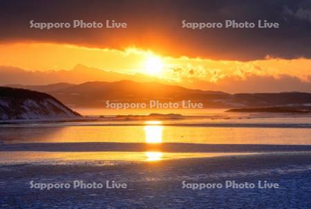 能取岬の夕日と流氷