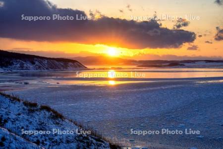 能取岬の夕日と流氷