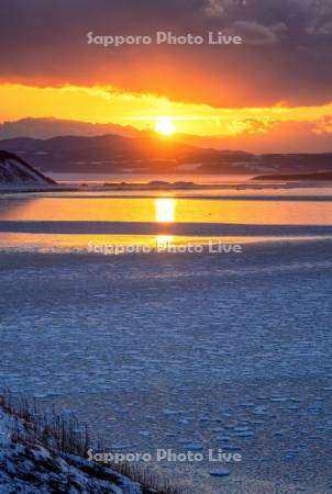 能取岬の夕日と流氷