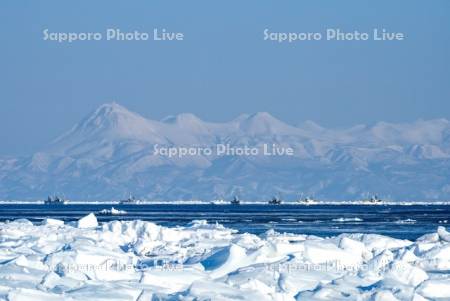 ホタテ漁船と知床連山