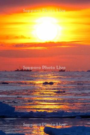 朝陽と流氷とホタテ漁船