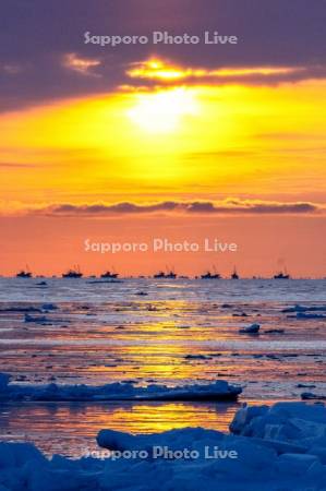 朝陽と流氷とホタテ漁船
