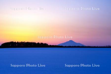 雪原と利尻島夕景