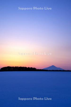 雪原と利尻島夕景