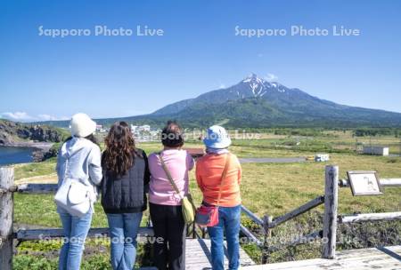 富士野園地展望台の観光客と利尻山