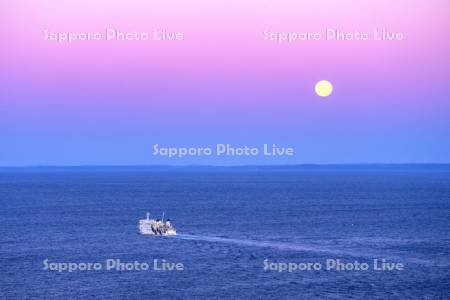 フェリーと夕景