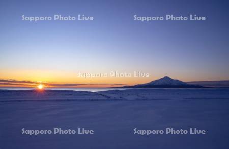 利尻島と夕日