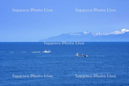積丹半島と漁船
