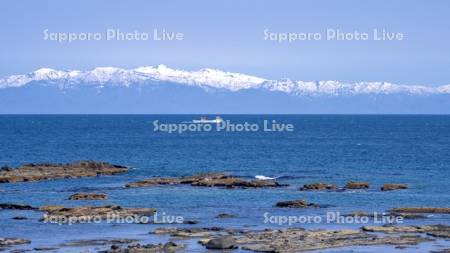 積丹半島と漁船