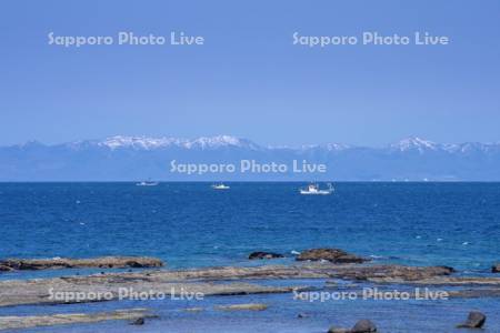 積丹半島と漁船