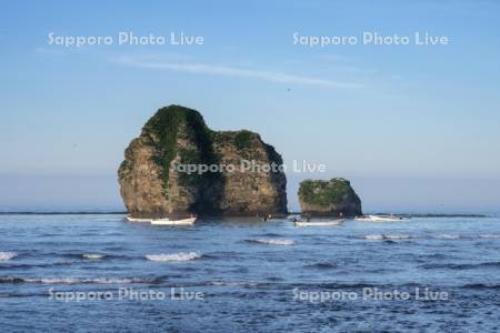 親子岩とコンブ漁