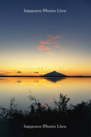 パンケ沼と利尻山夕景