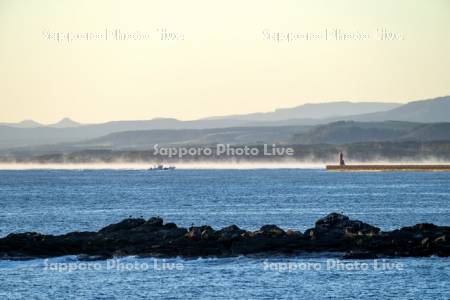 気嵐と漁船（サケ漁）
