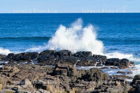 ウスタイベ千畳岩と波