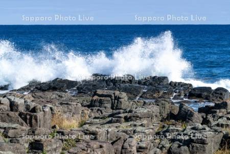 ウスタイベ千畳岩と波