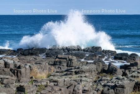 ウスタイベ千畳岩と波