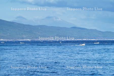 駒ヶ岳と漁船　真昆布養殖