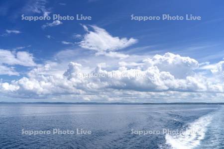 フェリーの航跡と雲