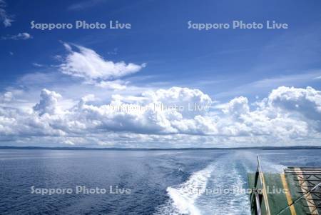 フェリーの航跡と雲