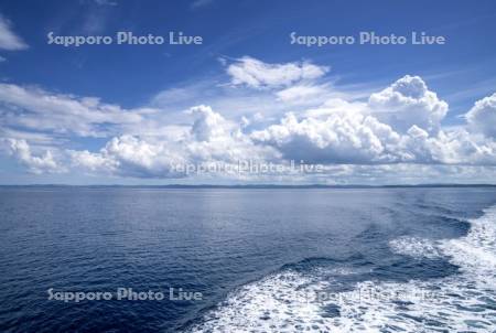 フェリーの航跡と雲