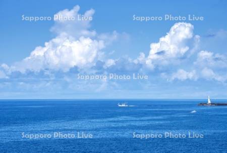 雲と漁船