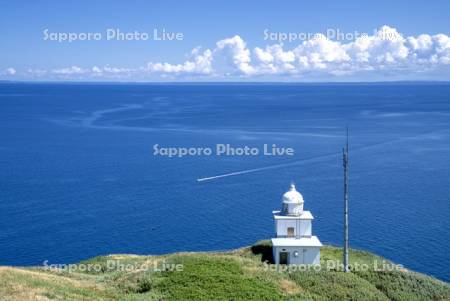 ペシ岬灯台と磯舟