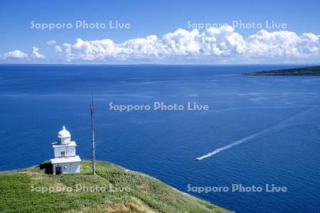 ペシ岬灯台と磯舟