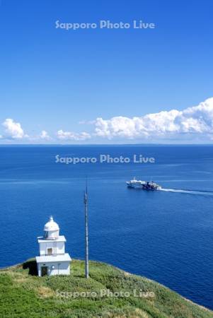 ペシ岬灯台とフェリー